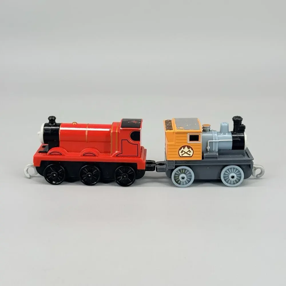 Learning Curve 2002 Thomas Tank Train Engine Station Round House Take Along +